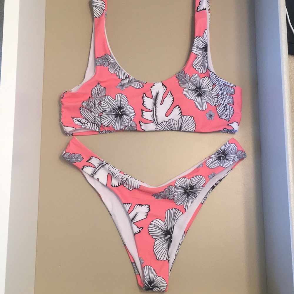 Floral print pink bikini set!